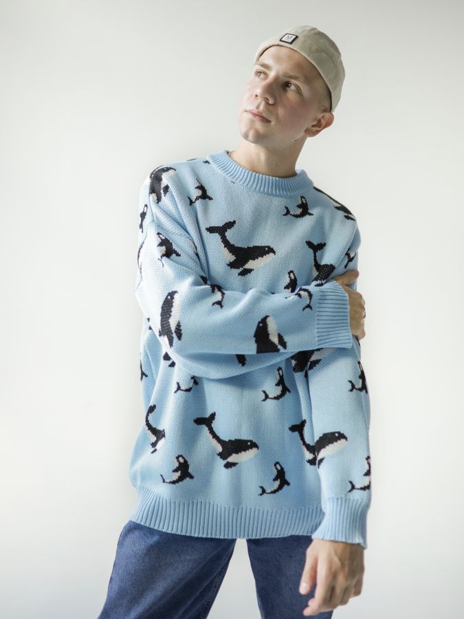 Свитер с китами голубой