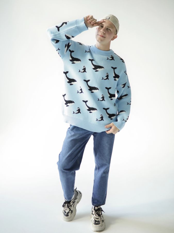 Свитер с китами голубой