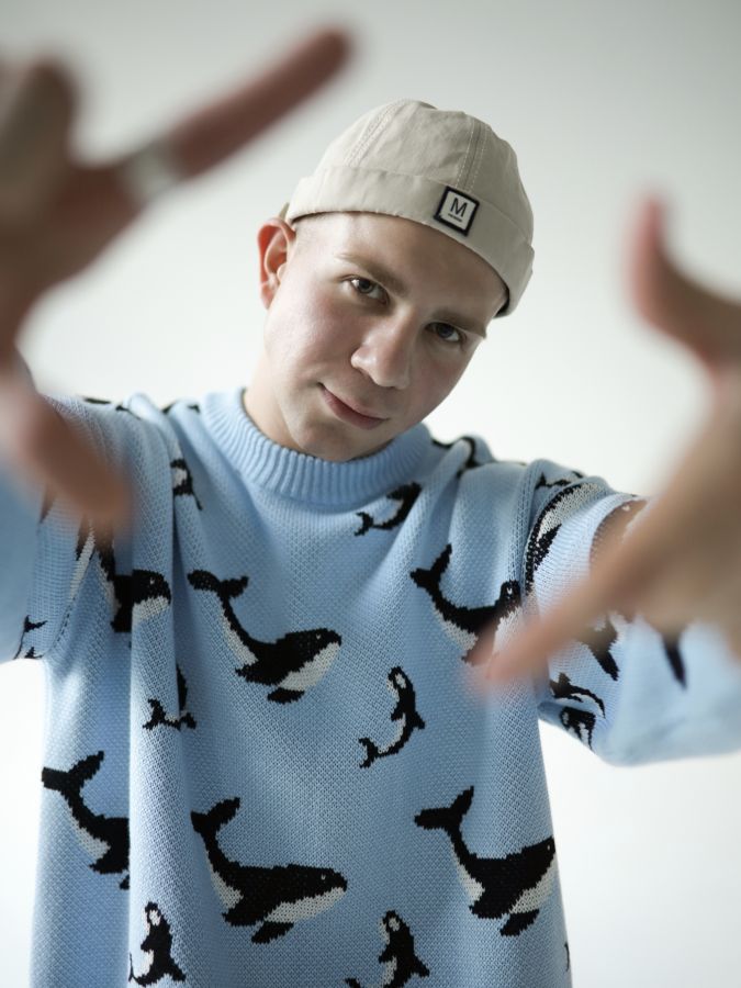 Свитер с китами голубой