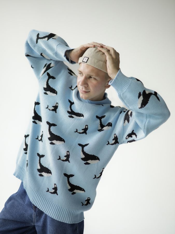 Свитер с китами голубой
