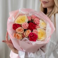 Сборный букет из роз и диантусов