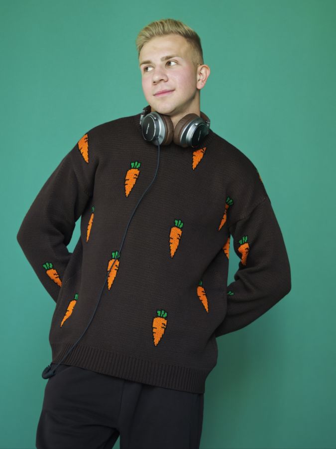 Свитер с морковками шоколад