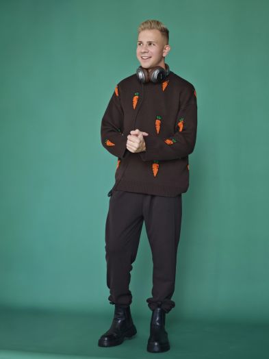 Свитер с морковками шоколад