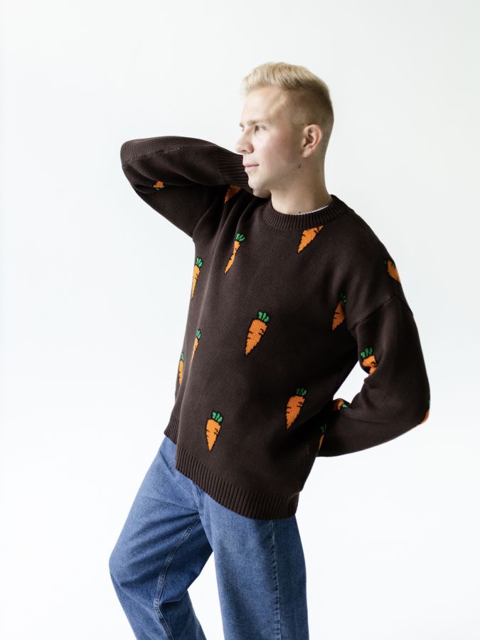 Свитер с морковками шоколад