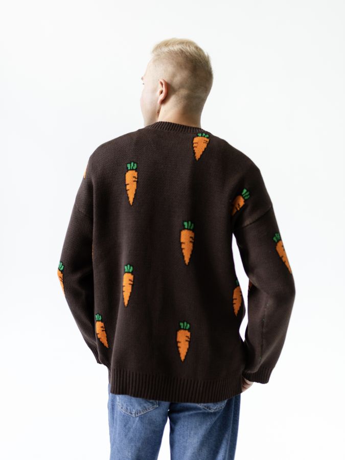 Свитер с морковками шоколад