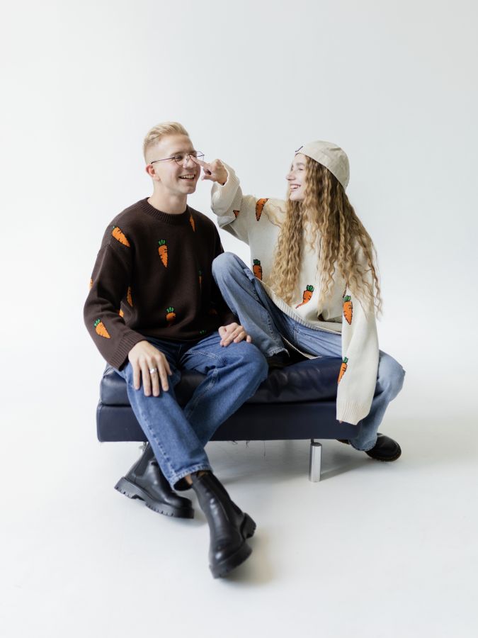 Свитер с морковками шоколад