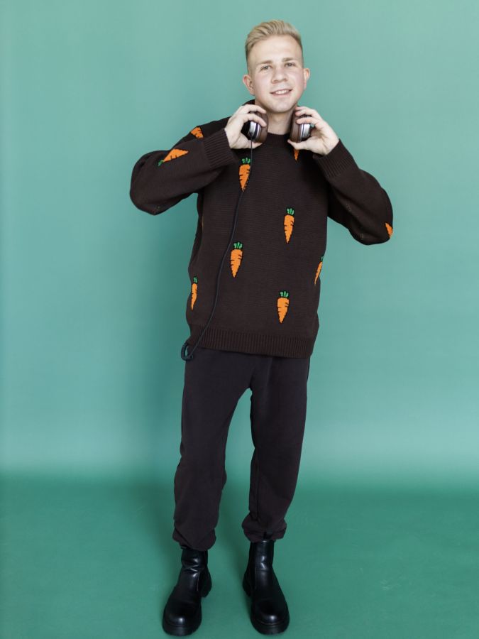 Свитер с морковками шоколад