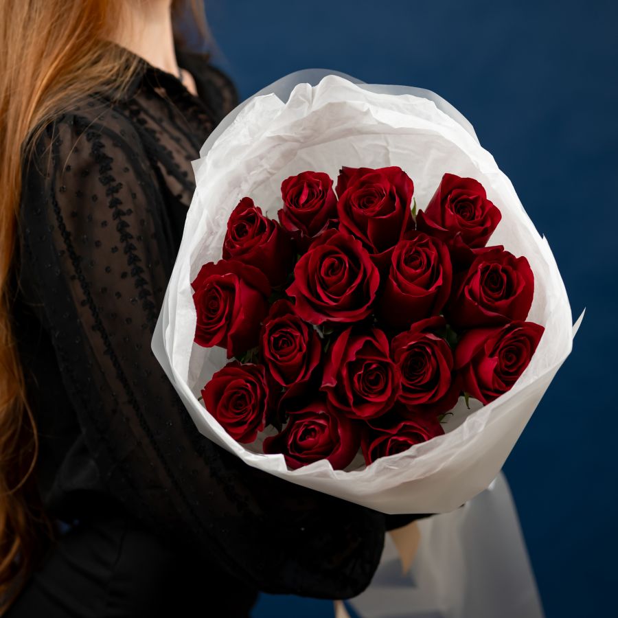 15 красных роз 60см эксплорер
