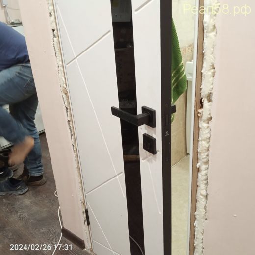 SH-6 цвет Ясень белый, кромка чёрная, стекло чёрное