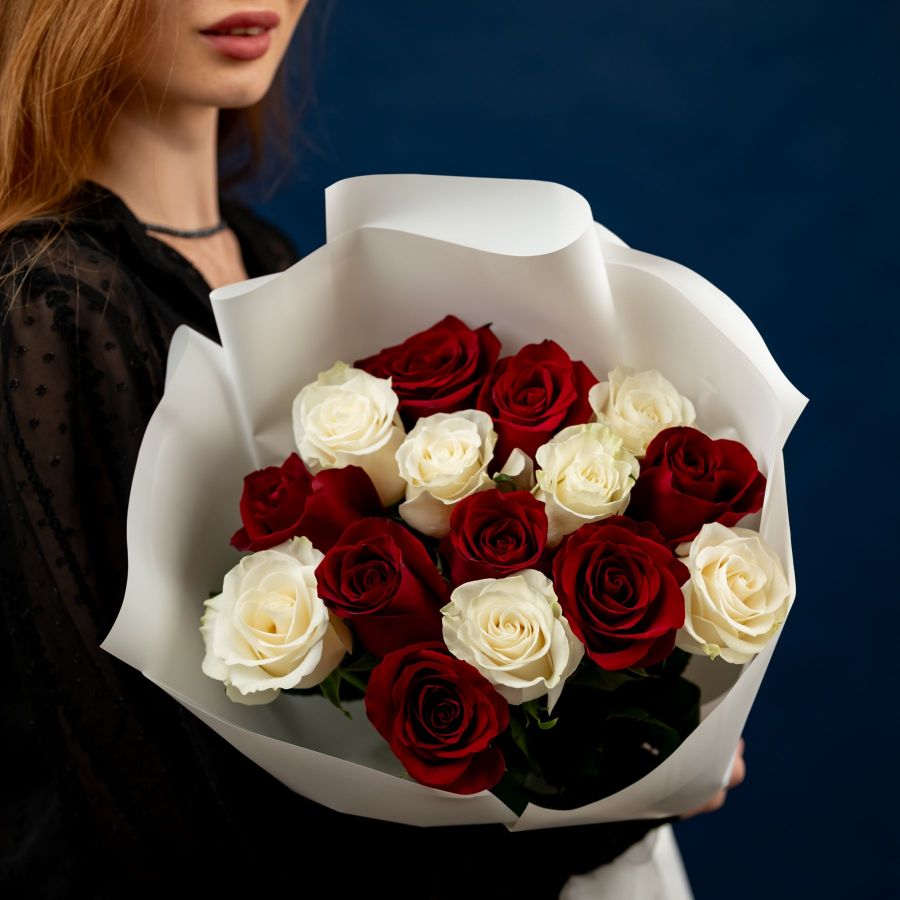 Белая и красная роза от 7 шт (60см)