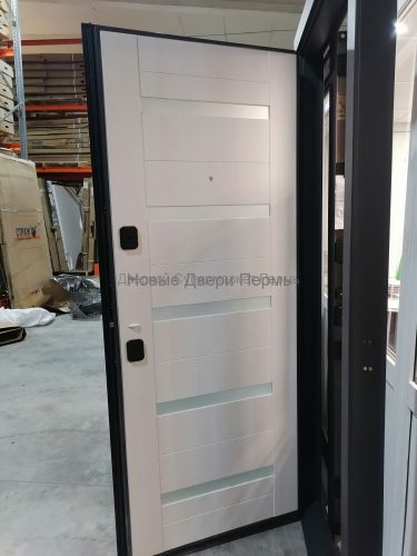 Престиж Про 4 Графит Лиственница светлая царга трехконтурная входная дверь