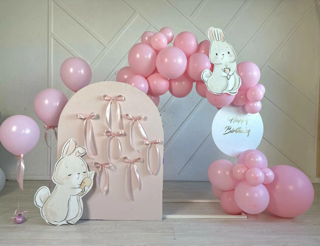 Фотозона с двумя арками с зайчиками из воздушных шаров