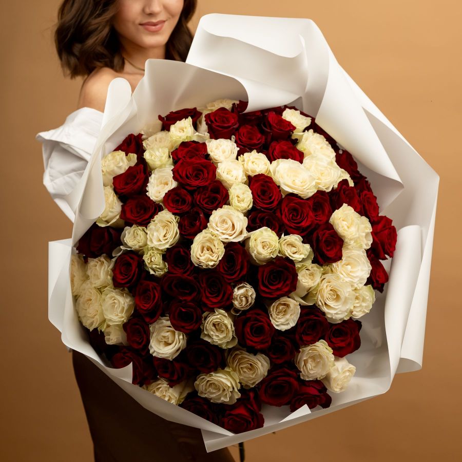 Красная и белая роза от 7 шт (60см)