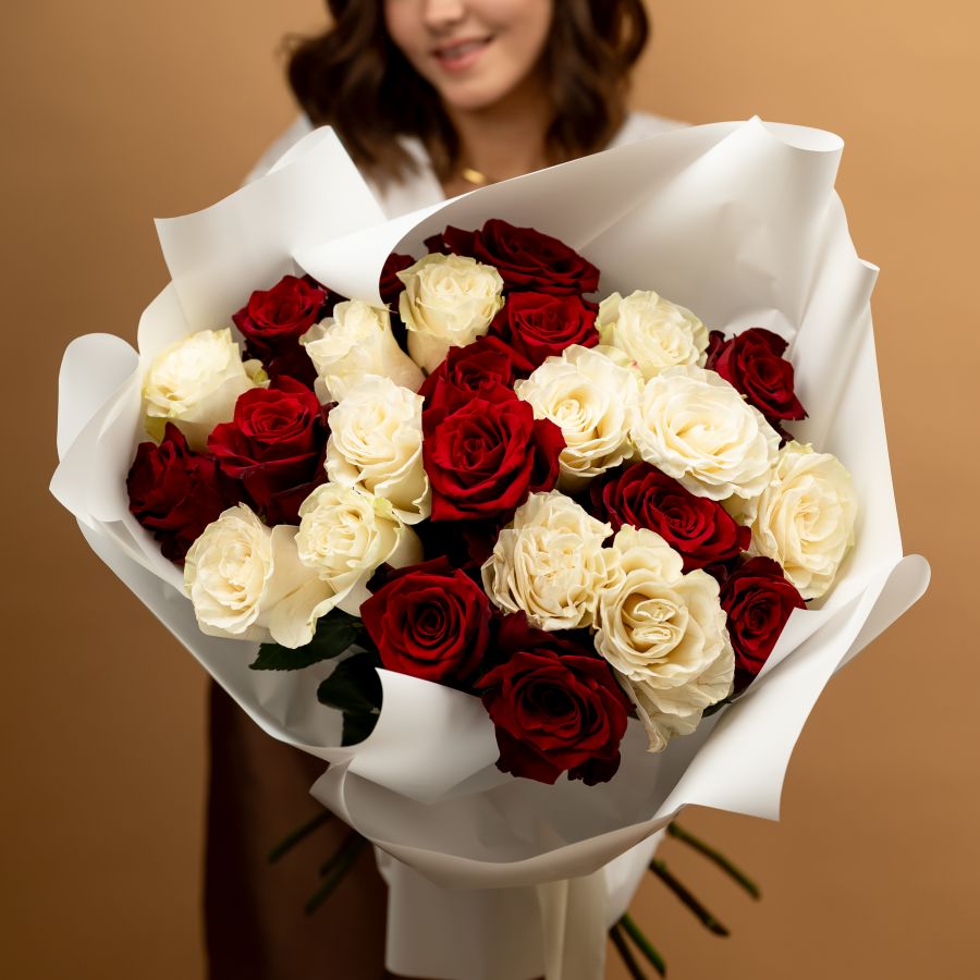 25 красных и белых роз (60см)