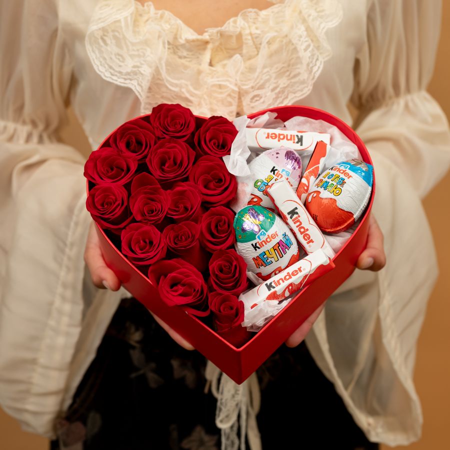 Сердце размер S с киндерами и розами