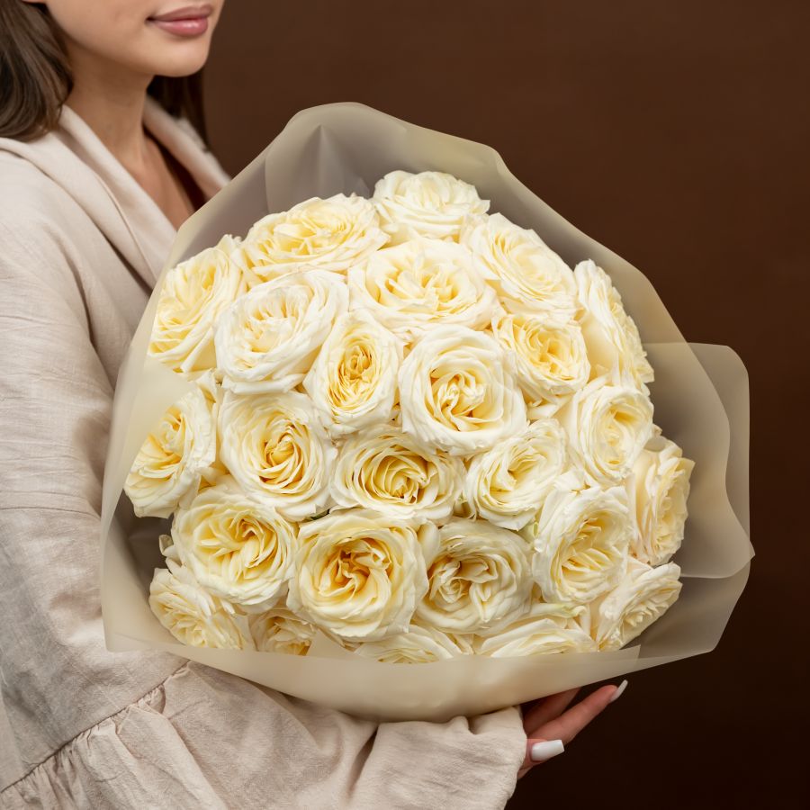 25 пионовидных роз (сорт Кендл Лайт)