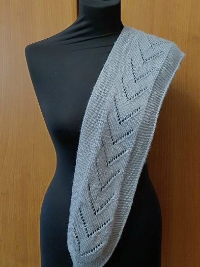 Небольшой серый шарф с ажурным узором "Стрелы"