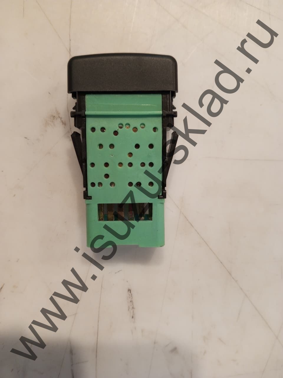 Кнопка включения птф npr75/nmr85/nlr85/nqr90/fsr90 (Isuzu)