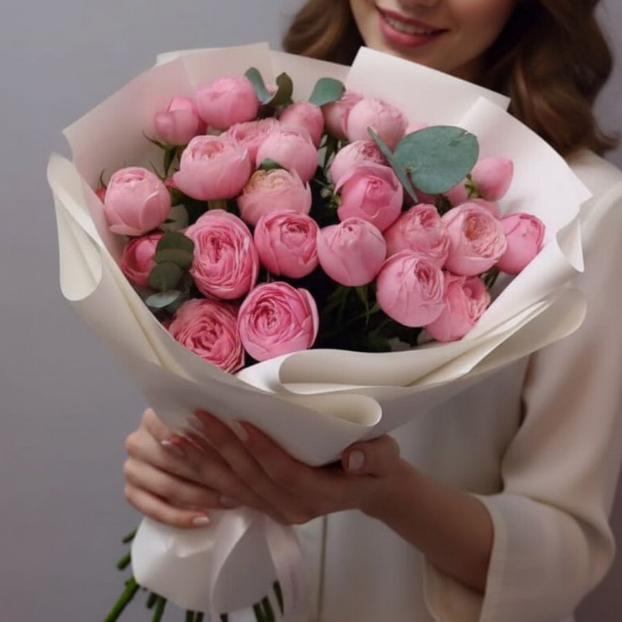 Букет из Пионовидных Кустовых Роз и Эвкалипта