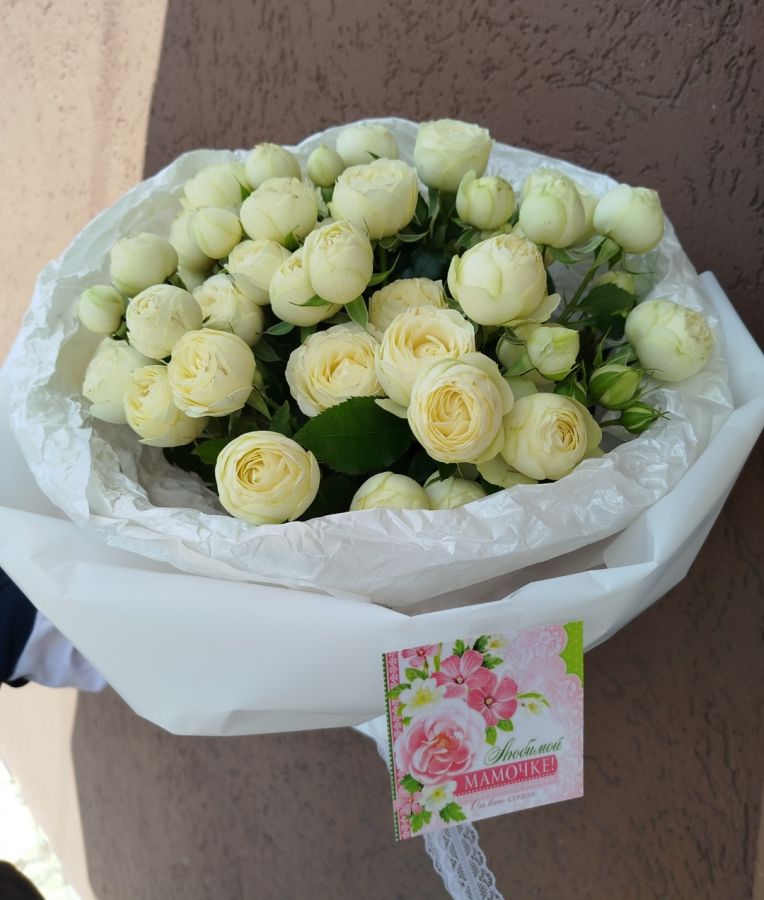 Пионовидная кустовая роза