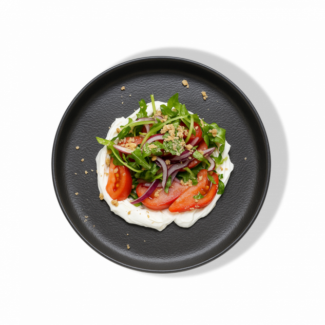 Салат из розовых томатов с творожным сыром и красным луком