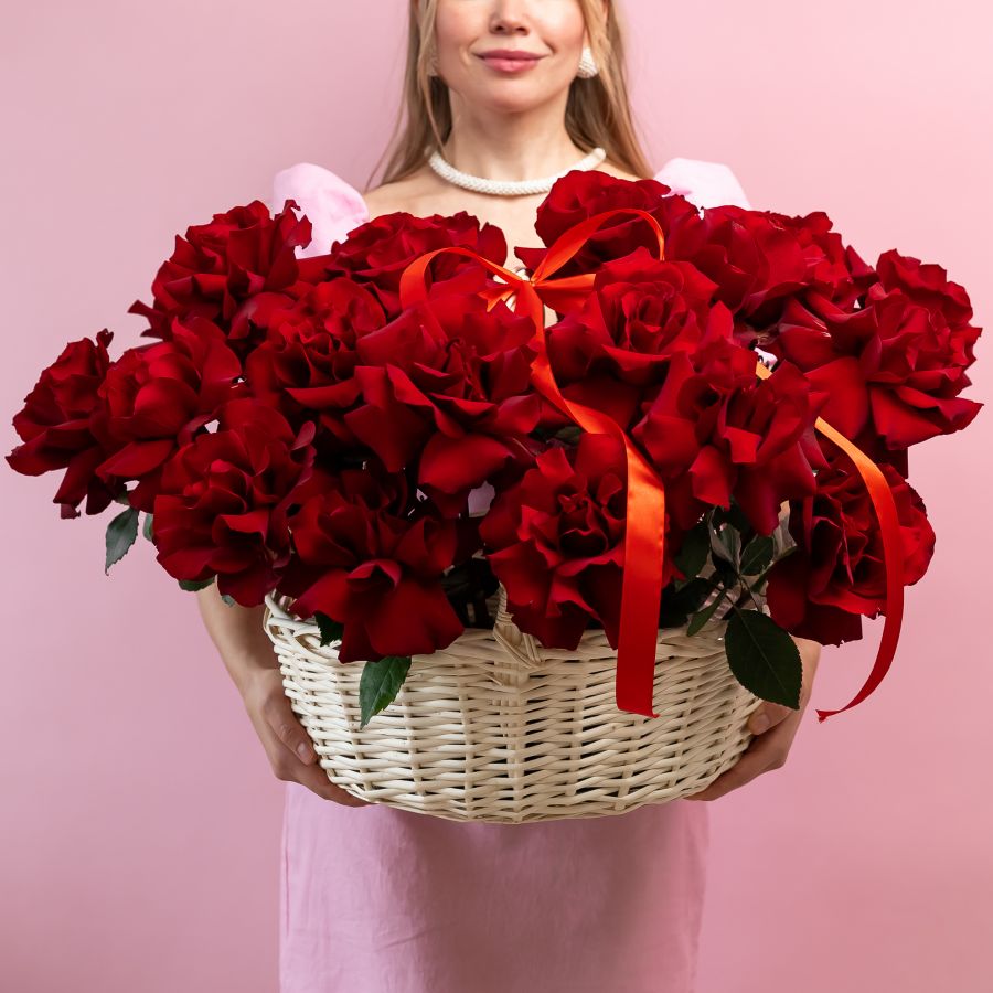 25 Французских роз красных в корзине