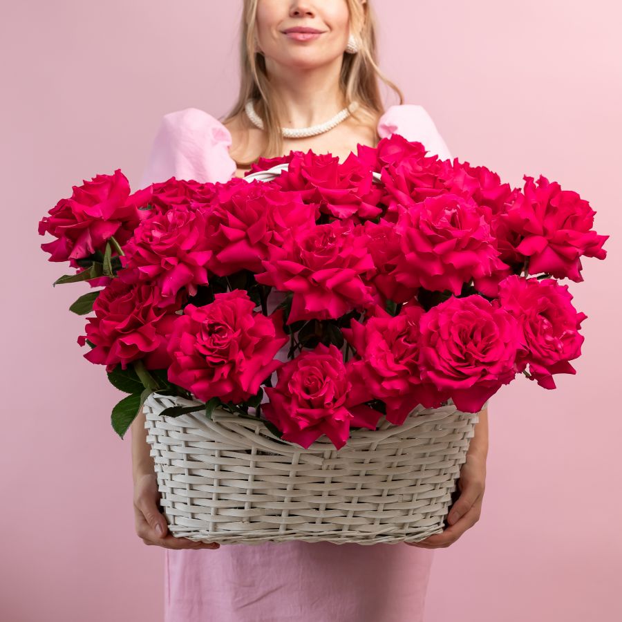 25 Французских роз малиновых  в корзине