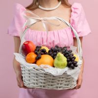 Фруктовая корзина с мандаринами и виноградом