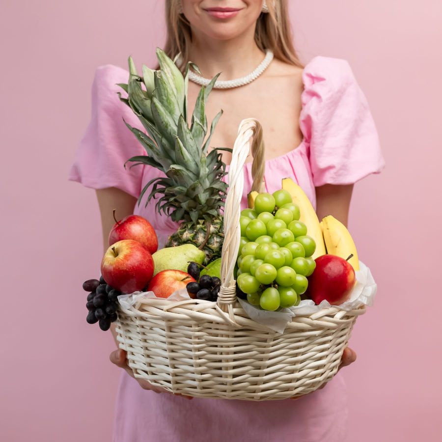 Фруктовая корзина с ананасами