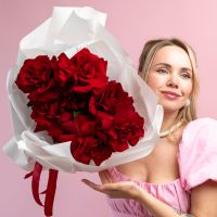 7 французских роз красных в упаковке