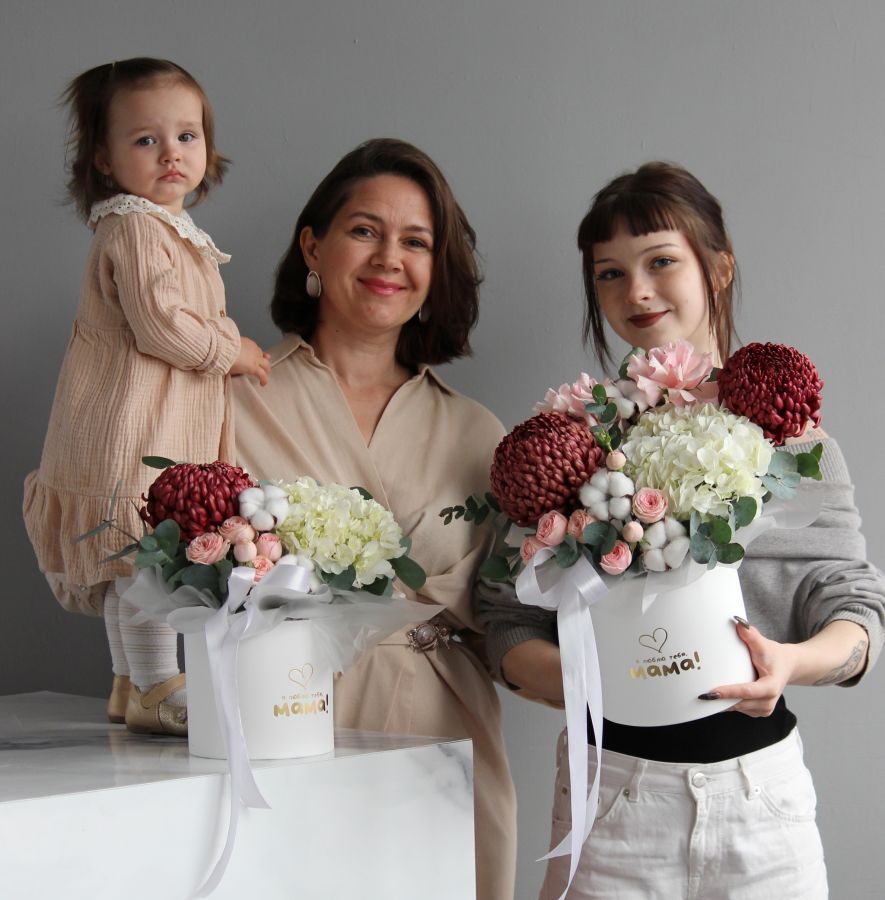 Композиция из хризантем бигуди и гортензии в коробке