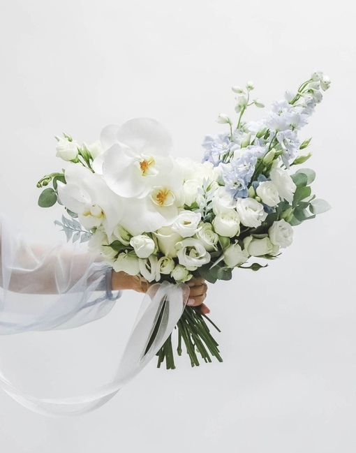 Букет невесты с орхидеей фаленопсис, дельфиниумом и эустомой