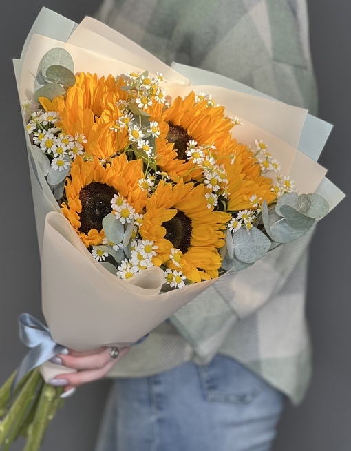 Букет с подсолнухами и ромашкой "Жаркие дни"