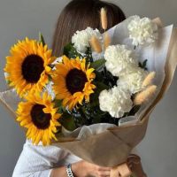 Букет «Зайчик» с подсолнухами и диантусами