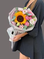 Букет с подсолнухом, эустомой и кустовой розой "Солнечный зайчик"