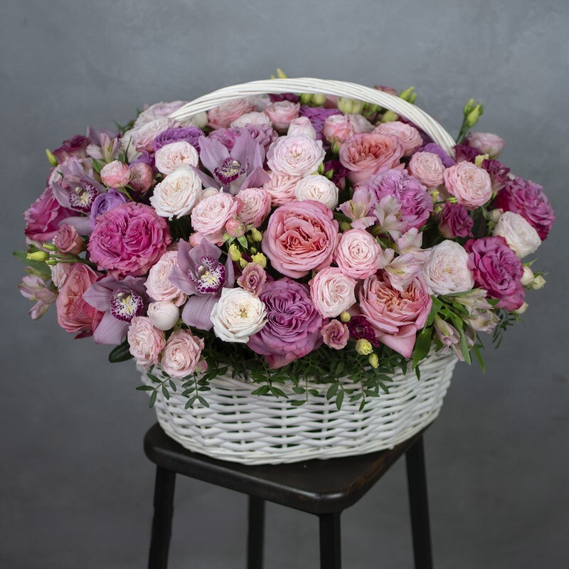 Корзина "Клеопатра" с пионовидными розами и орхидеей