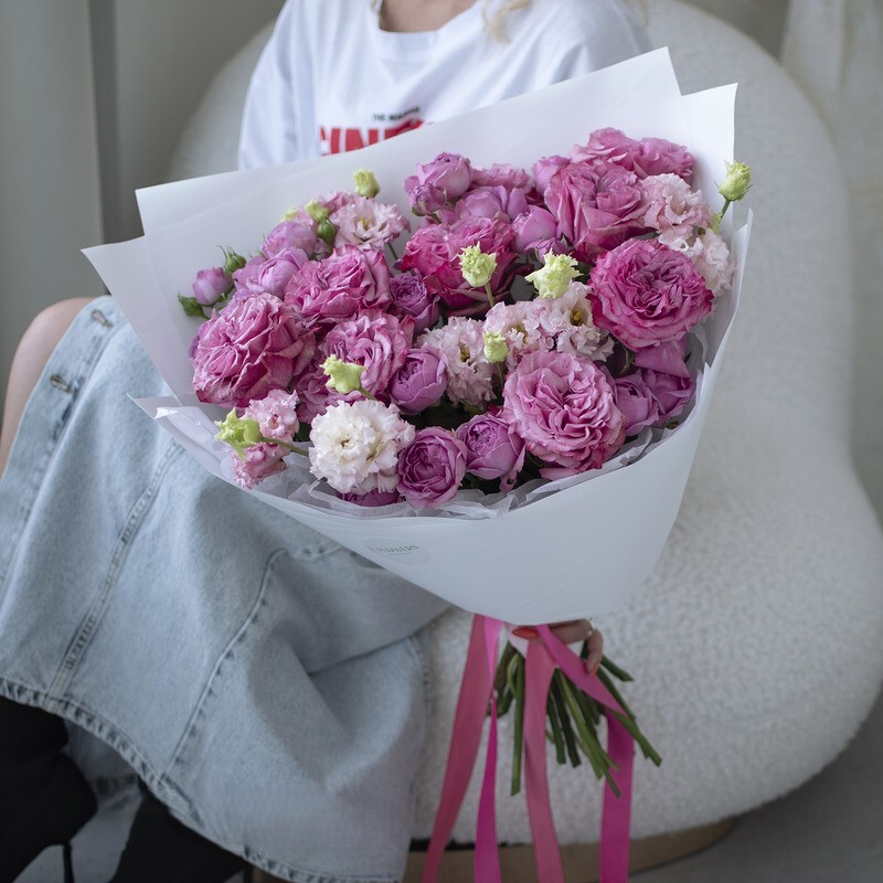 Букет "Поцелуй бабочки" с пионовидными розами и эустомой