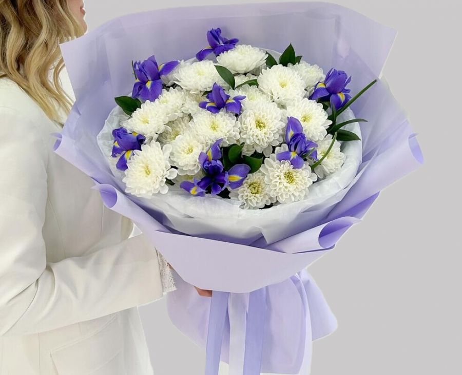 Букет "Панакота" с белой кустовой хризантемой и ирисами