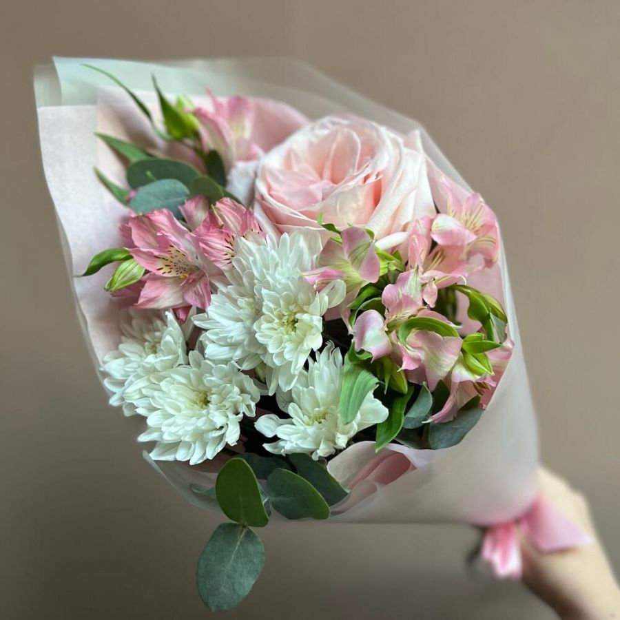 Букет "Клубничное мороженое" с альстромерией, пионовидной розой и хризантемой