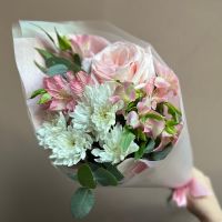 Букет "Клубничное мороженое" с альстромерией, пионовидной розой и хризантемой