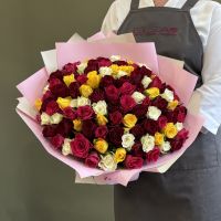 101 роза микс 40см в красивом оформлении