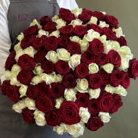 101 роза белые и красные