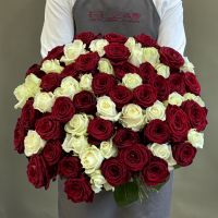 65 роз 60 см белые и красные