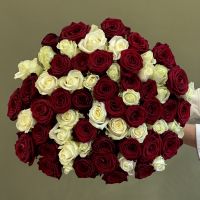 65 роз 60 см белые и красные