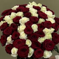 51 роза белые и красные 60 см