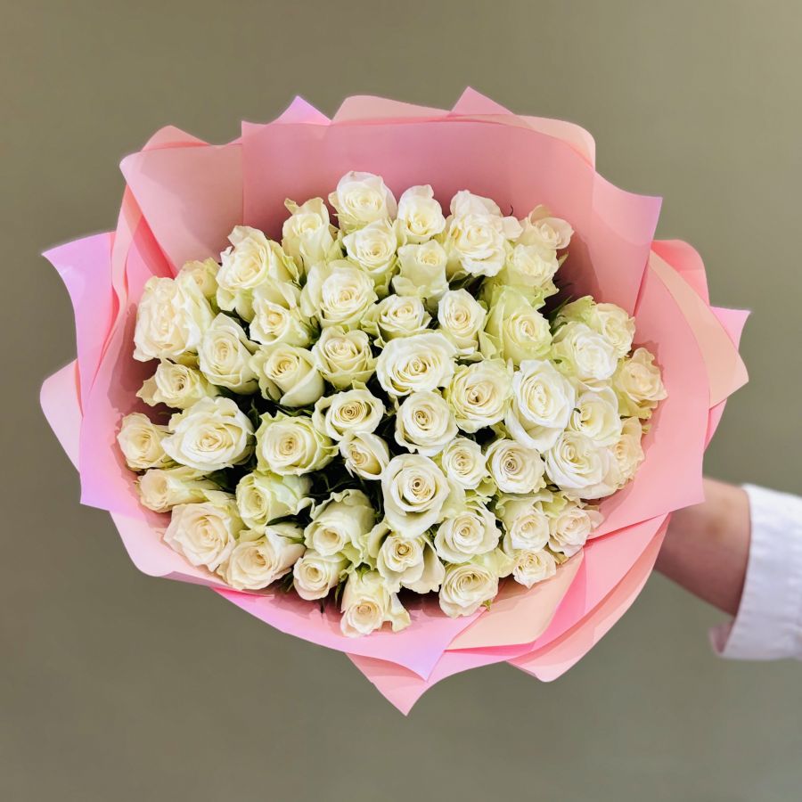 51 белая роза в оформлении (40 см)