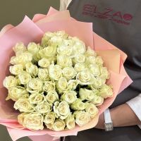 51 белая роза в оформлении (40 см)