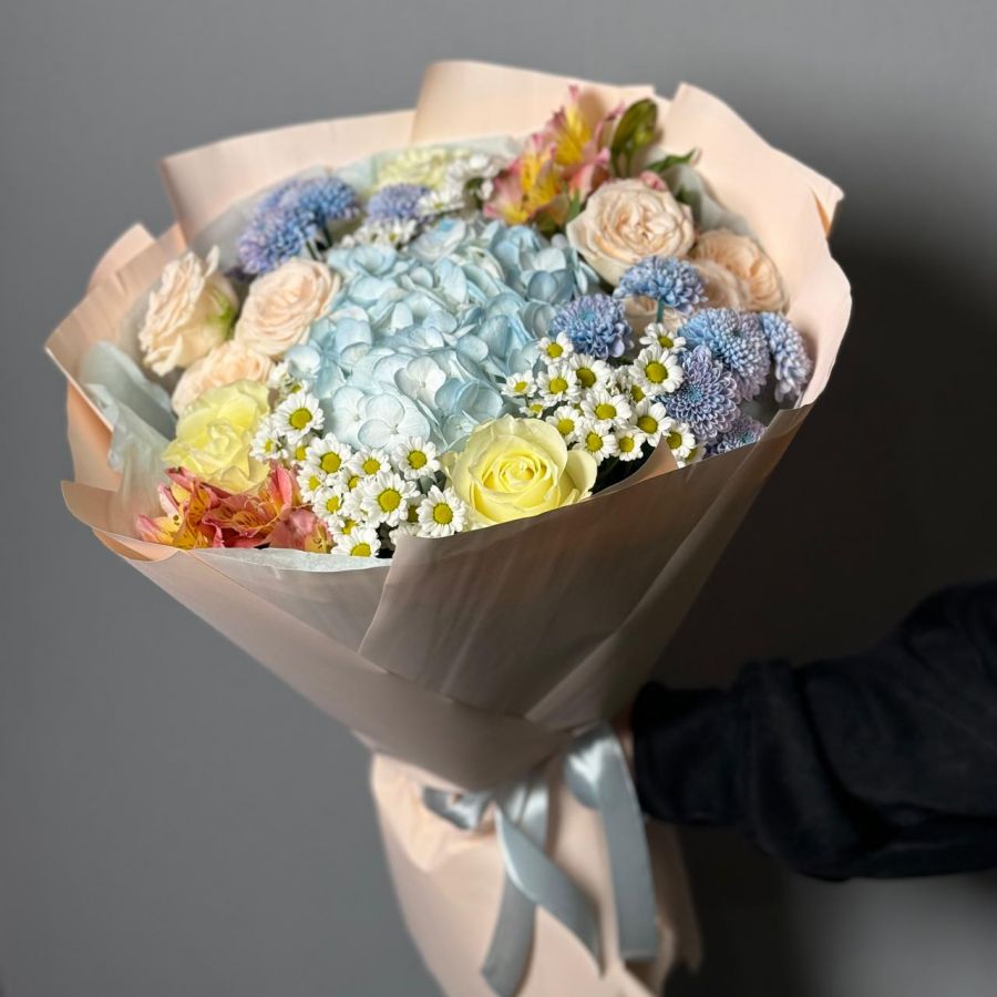 Букет с голубой гортензией и кустовыми розами