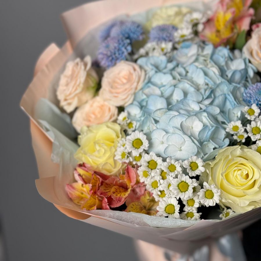 Букет с голубой гортензией и кустовыми розами