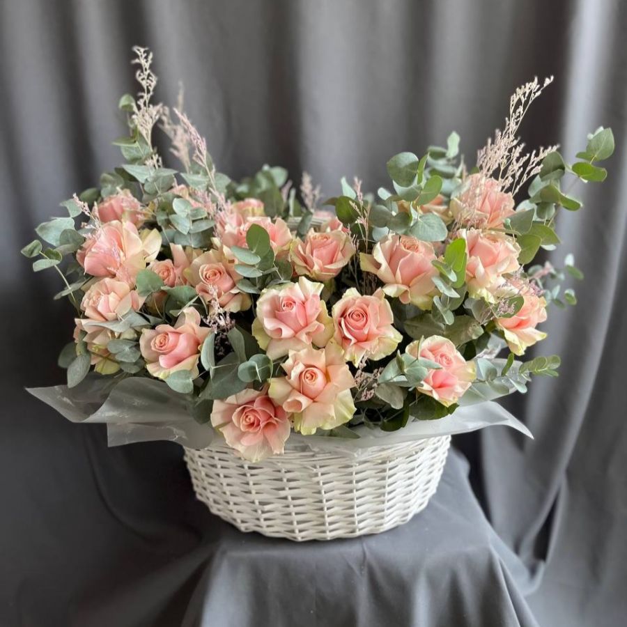 Корзина с розами